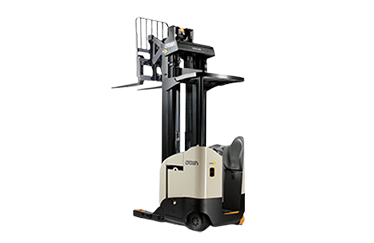 Reach Trucks
Si ngle & Double Deep
Capacity: Up to 4,500 lb
Lift Height: Up to 442 in